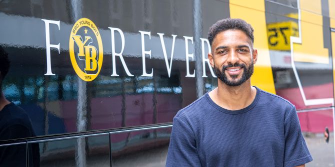 Gregory Wüthrich posiert vor dem YB-Teambus