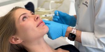 Frau Schönheitsbehandlung Hände Behandlungszimmer