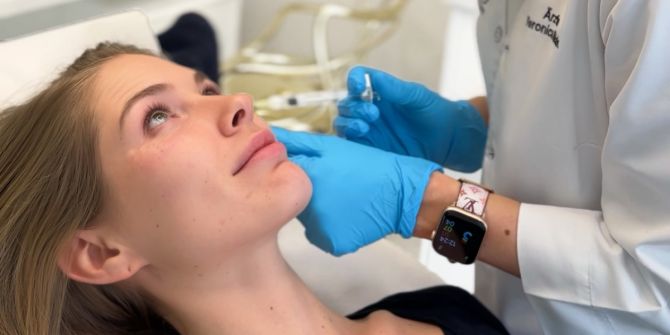 Frau Schönheitsbehandlung Hände Behandlungszimmer