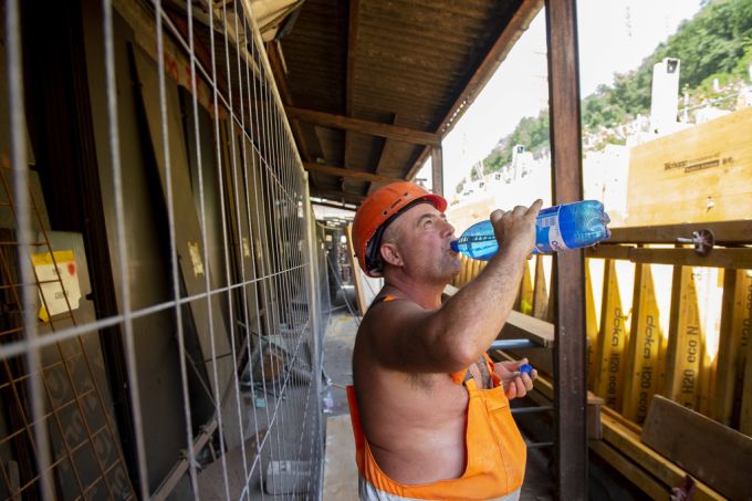 Viel trinken ist bei Hitze unerlässlich – Wasser ist dabei Trumpf. (Archivbild) Wasser