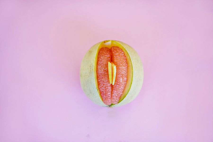Oft stört es die Patientinnen, wenn die inneren Schamlippen (hier gelb) länger sind als die äusseren (hier rot) ... (Illustration)