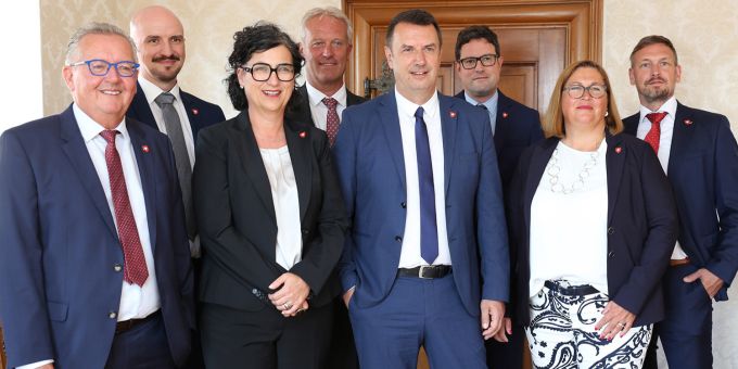 Die Mitglieder des Bezirksrats. links: Säckelmeister Peter Küng, Bezirksrat Toni Schuler, Statthalterin Petra Gamma Grüter, Bezirksrat Roman Schlömmer, Bezirksammann Oliver Ebert, Landschreiber Marc Sinoli, Bezirksrätin Sibylle Hofer und Bezirksrat René Hunziker. Bezirksrat
