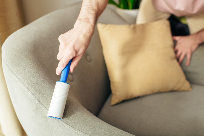 Wer sich um Sofa, Decken und Kissen im Wohnzimmer kümmert, sorgt für einen frischen, sauberen Anblick im Wohnzimmer. Sofa, Reinigung, Kissen