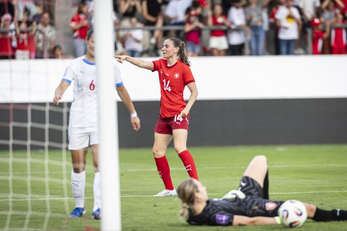 Torschützin Smilla Vallotto bedankt sich bei Vorlagen-Geberin Reuteler. Schweizer Nati WEURO 2025
