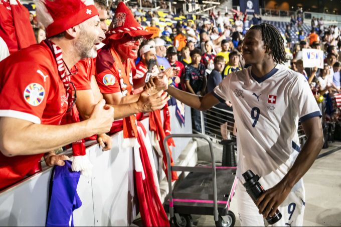 Johan Manzambi lässt sich von den Nati-Fans feiern. Schweizer Nati