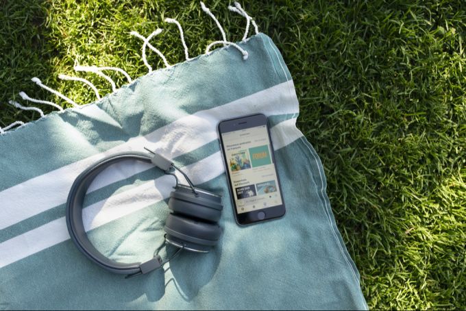 Das Konsumieren von Musik oder längeres und lautes Telefonieren in der Öffentlichkeit nimmt zu», erklärt Susanne Abplanalp von «Knigge Today». (Symbolbild) Smartphone Kopfhörer