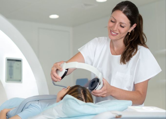 Die Magnetresonanztomographie (MRT) ist ein wichtiger Bestandteil der gynäkologischen Bildgebung und kommt beispielsweise bei der Abklärung von Endometriose, Myomen oder Beckenbodenschwäche zum Einsatz. Gesundheit Aargau