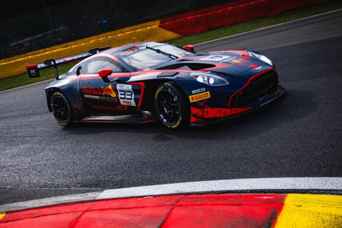 Max Verstappen fährt einen Aston Martin – aber nur zum Vergnügen. Max Verstappen Aston Martin