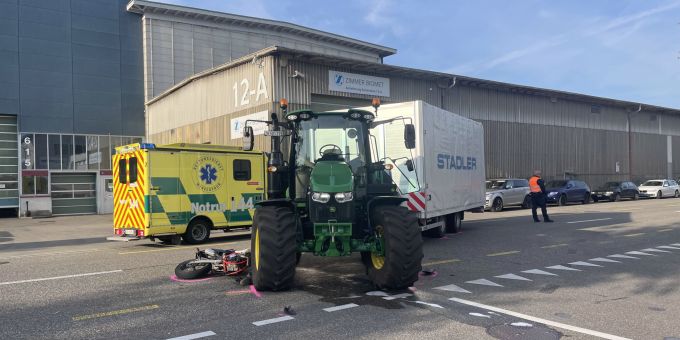 In Winterthur sind ein Motorrad und ein Traktor kollidiert. Winterthur Kollision