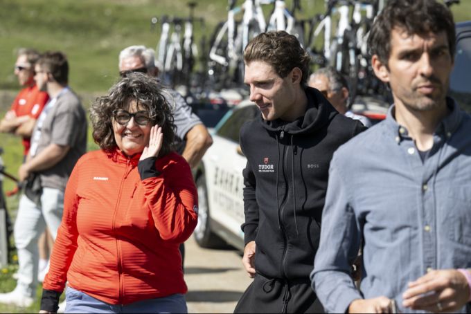 Sandra, die Mutter des verstorbenen Gino Mäder, zusammen mit Tudor-Profi Marc Hirschi. Gino Mäder