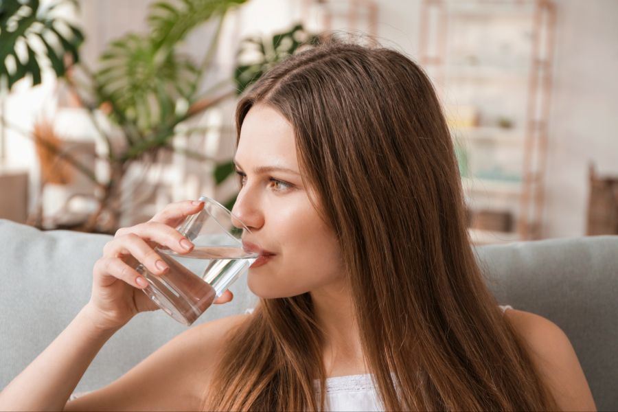 Frau trinkt Wasser
