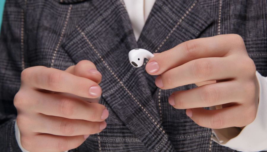 Eigentlich hatte er nur seinen Airpod aufheben wollen. (Symbolbild)