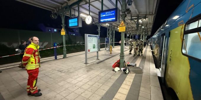 Am Bahnhof im deutschen Lehrte steckte der Arm eines Mannes unter der Armlehne fest. Die Feuerwehr musste anrücken. Feuerwehr