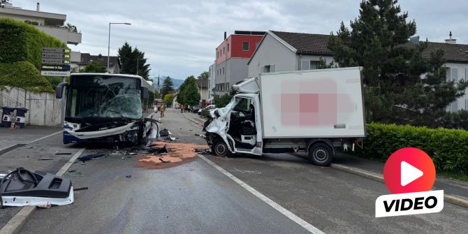 Zug Linienbus Lieferwagen