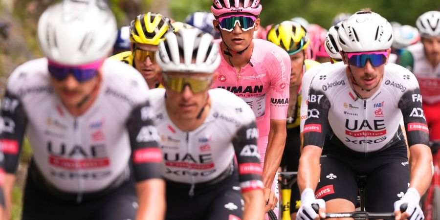 Im Rosa Trikot in die Schlusswoche: Top-Talent Isaac del Toro (M).