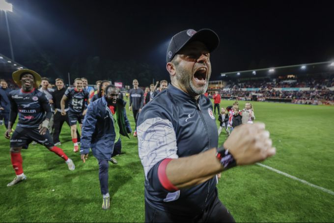 Die Spieler des FC Winterthur wissen, bei wem sie sich bedanken müssen: bei Coach Uli Forte. FC Winterthur
