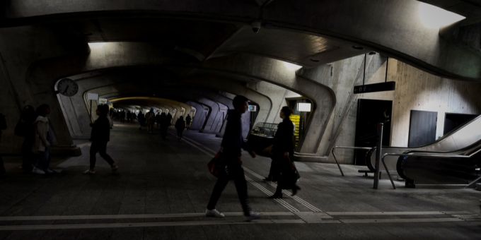 Mitten im Feierabendbetrieb legte ein Stromausfall die Geschäfte am Bahnhof Stadelhofen lahm. Stromausfall