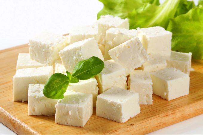 Feta schmeckt aromatisch und gehört zu den gesünderen Käsesorten. Feta