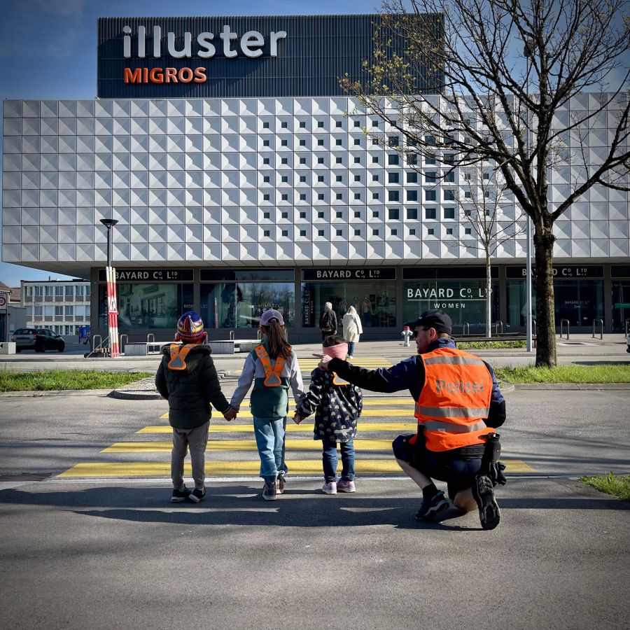 Kürzlich führte die Polizei mit Kindergärtlerinnen und -gärtlern in Uster eine Verkehrsinstruktion durch.