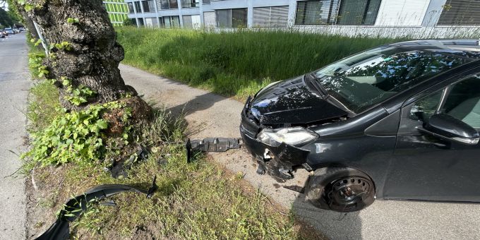 Lenzburg AG: Gegen Baum geprallt. Lenzburg AG Unfall