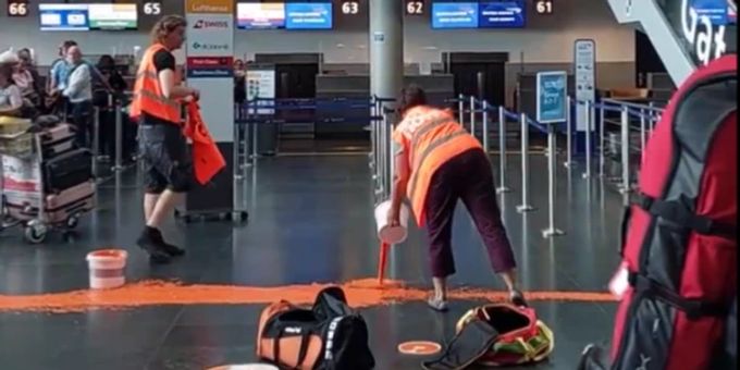 Nächster Protest - Aktivisten leeren Farbkübel am Basler Flughafen aus