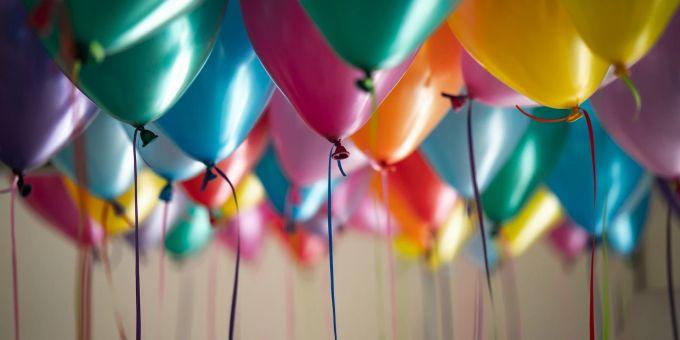 Clubbesitzer in Basel befüllten Ballons mit Lachgas und verkauften diese an ihre Gäste. Nun wurde sie dafür verurteilt und bestraft. basel clubs lachgas
