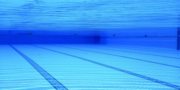 In jedem dritten Aargauer Badi lässt die Wasserqualität laut Messungen zu wünschen übrig. (Symbolbild) Schwimmbad Wasser