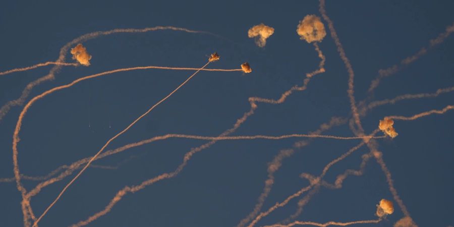 Immer wieder fängt die israelische Luftabwehr Geschosse aus dem Libanon ab - hier bei einer Attacke im Juni. (Archivbild)