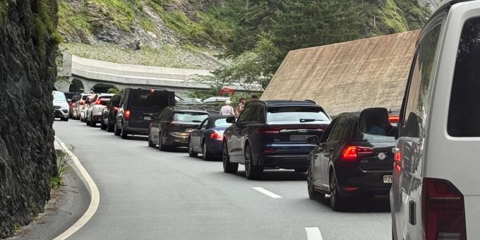 Der Viamala-Tunnel ist nach einem Unfall zu. Auf der Alternativroute gibt es viel Stau, wie diese Aufnahme zeigt. A13