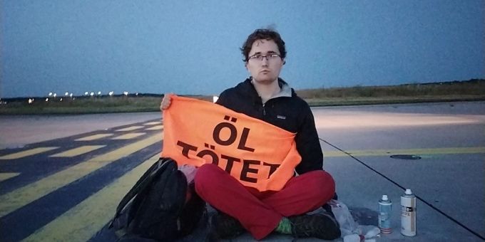 Aktivisten der Gruppe «Letzte Generation» legten den Betrieb auf dem Frankfurter Flughafen am Donnerstag weitgehend lahm. Letzte Generation Flughafen Frankfurt