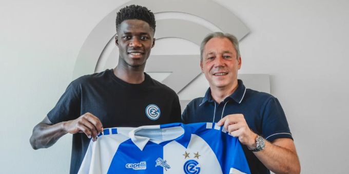 Adama Bojang mit GC-Sportchef Stephan Schwarz. GC