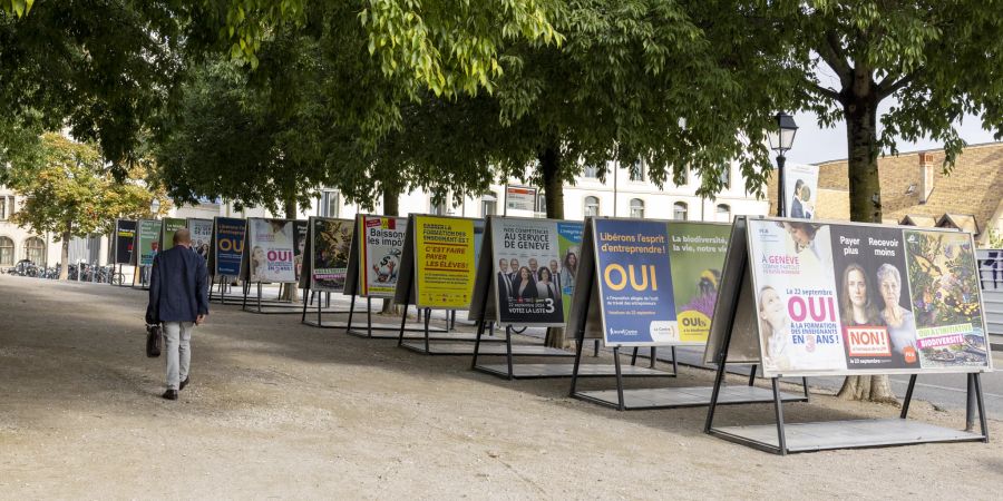 Abstimmungsplakate in der Westschweiz. Die Unterschriftensammlung für bestimmte Initiativen war hier besonders auffällig.