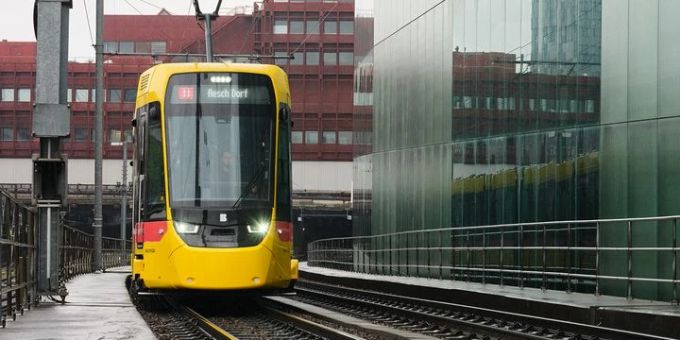 Auf der Linie 17 fährt seit Dienstagmorgen die erste Strassenbahn vom Typ «Tina». Tina