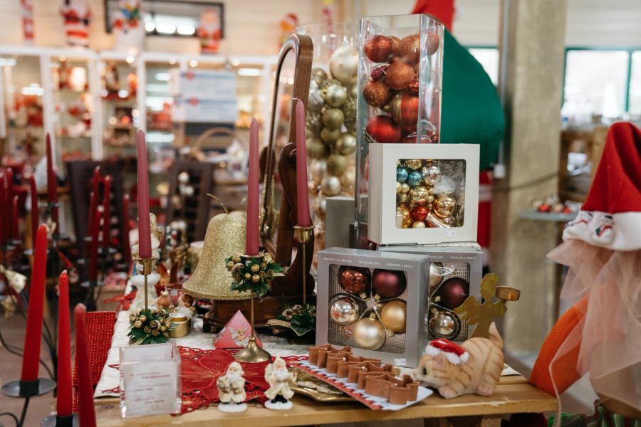 Natürlich finden Sie in den Filialen auch Weihnachtsschmuck – oder Sie basteln ihn einfach selbst.