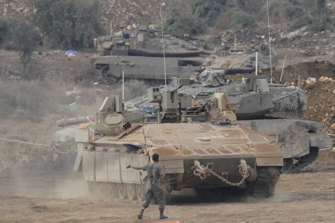 Israelische gepanzerte Mannschaftstransportwagen (APC) und Panzer manövrieren am Dienstag, 1. Oktober 2024, in einem Bereitstellungsraum im Norden Israels nahe der israelisch-libanesischen Grenze. (AP Photo/Baz Ratner) usa israel