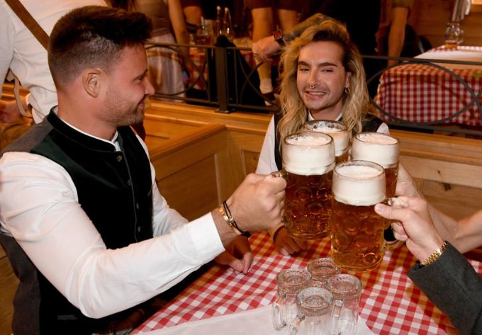 Marc Eggers (l) und Bill Kaulitz (r) feiern gemeinsam auf dem Oktoberfest 2024. Marc Eggers Bill Kaulitz