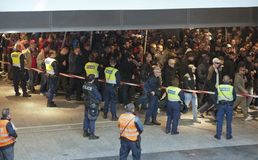 Basel-Fans schreiten geordnet durch den abgesperrten Bahnhof zum Cupfinal zwischen dem FC Basel und dem FC Luzern am 16. Mai 2012 in Bern.