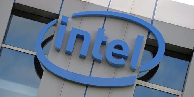 Mit strengen Massnahmen versucht Intel Kosten zu sparen. Intel Logo