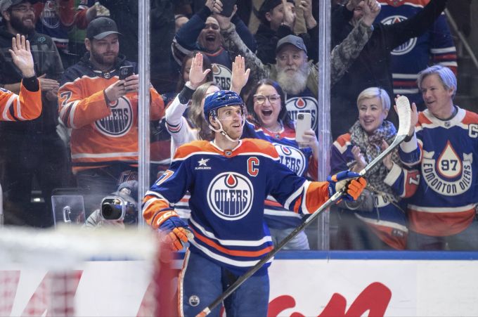 Connor McDavid (Edmonton Oilers) feiert seinen 1000. Skorerpunkt in der NHL. NHL Connor McDavid Oilers