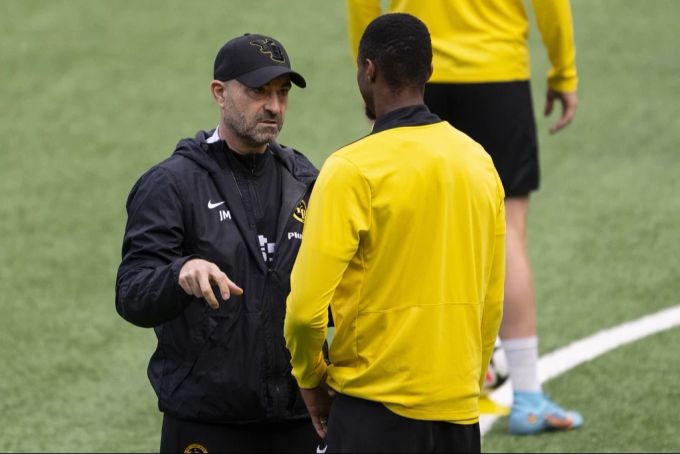 Trainer Joël Magnin spricht mit Verteidiger Ali Camara. YB