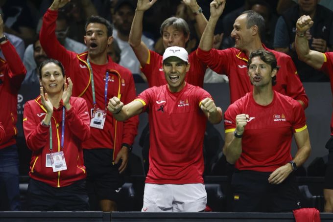 Rafael Nadal fiebert nach seiner Niederlage im Team der Spanier mit. Rafael Nadal