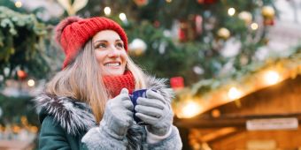 Frau mit Teetasse im Winter, weihnachtlich