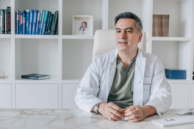 Dr. Farid Rezaeian ist Facharzt für Plastische, Rekonstruktive und Ästhetische Chirurgie (FMH) in Zürich. farid