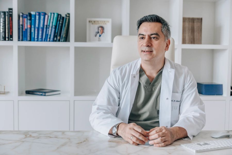 Dr. Farid Rezaeian ist Facharzt für Plastische, Rekonstruktive und Ästhetische Chirurgie (FMH) in Zürich.