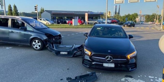 Niederuzwil SG: Unfall zwischen zwei Autos – alkoholisiert. Niederuzwil SG
