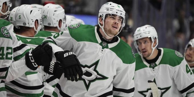 Lian Bichsel (vorne) spielte in der Pre-Season für die Dallas Stars, zum Kaderplatz reichts ihm aber noch nicht. Lian Bichsel