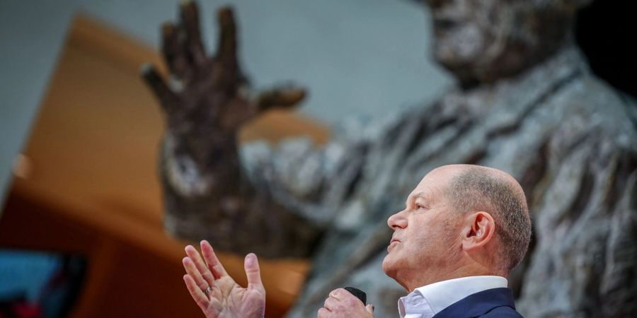 SPD-Kanzlerkandidat Scholz setzt trotz eines riesigen Rückstands im Wahlkampf auf Sieg.