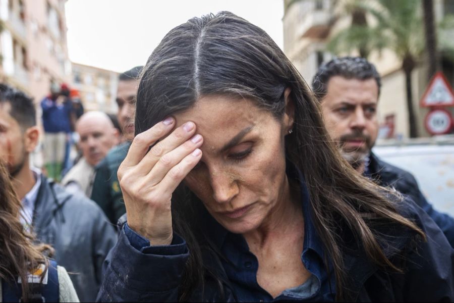 Königin Letizia von Spanien wurde beim Besuch im Katastrophengebiet mit Schlamm beworfen.