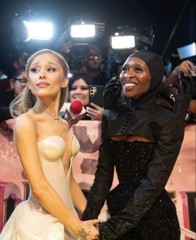 Ariana Grande macht Werbung für ihren neuen Film. Doch die Fans tuscheln über etwas anderes. Ariana Grande