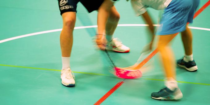 Schon gewusst? Die Sportart Unihockey ist eine gemeinsame Erfindung von Schweden, Finnland und ... der Schweiz! (Symbolbild) Hallenboden Unihockey Spieler